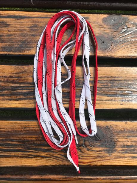 Červená a biela šnúrka do korčúľ,