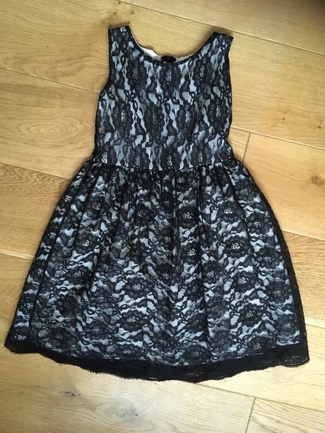 Krásne čipkované šaty, 122