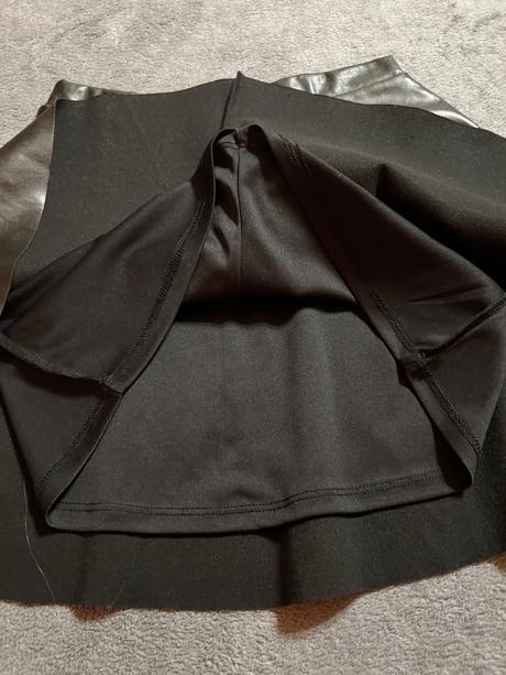 Čierna kozenkova sukňa, 146