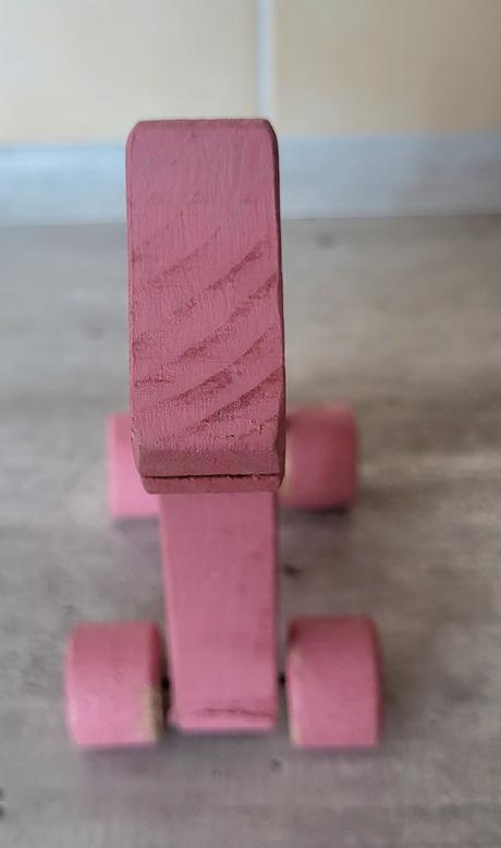 Drevený koník na kolieskach  - rúžový, 