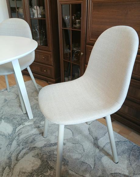 Okrúhly stôl s 3 čalunenými stoličkami, 