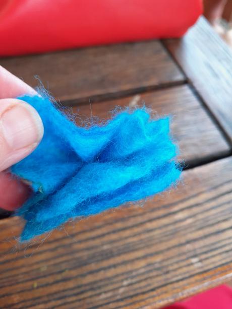 Plstený kvet brošňa alebo spona do vlasov,