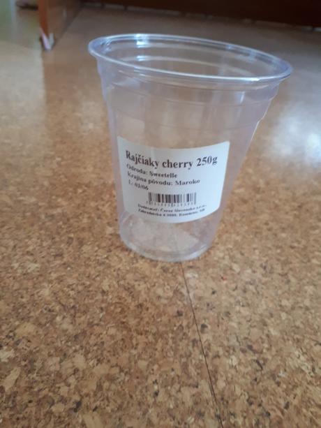 Plastove nadobky z paradajok napr. na smoothies,