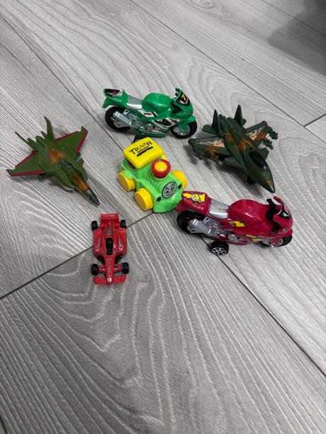 Motorky ,stíhačky, vlačik formulka, 