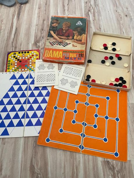 Predám zvyšky starej spoločenskej hry dáma,