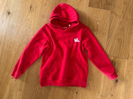 Červená mikinka, 146