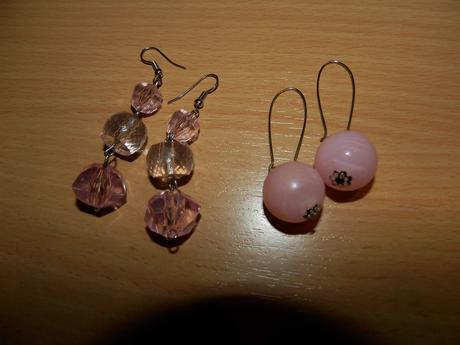 2 páry svetloružových náušníc,