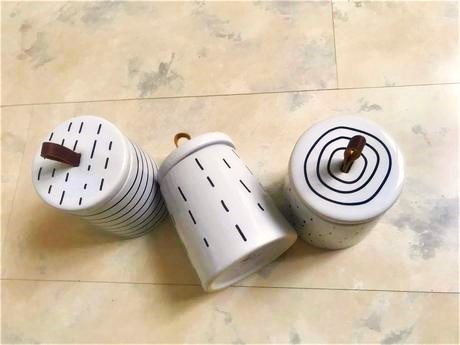 Porcelánové dózy s úchytkou,