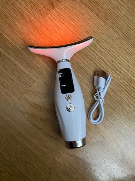 Masážny prístroj na spevnenie tváre a krku, 