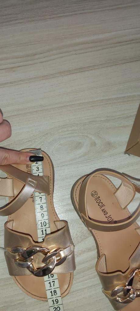 Zlaté sandálky, 29