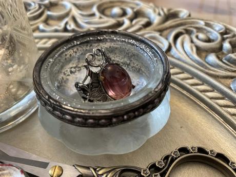 Prsteň s hnedým očkom, 