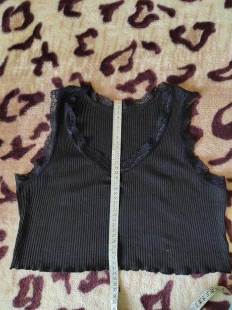 Cierny top s cipkou je velkost s-m, s