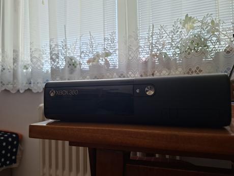 Xbox 360+kinect+hry+ovládače,