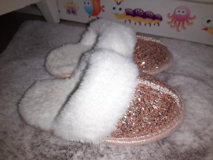 Glitríkové papučky, 28
