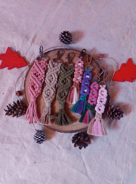 Skladom makramé kľúčenky-privesok, 