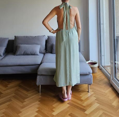 Mint šaty s odhalenym chrbatom letné saténové, m