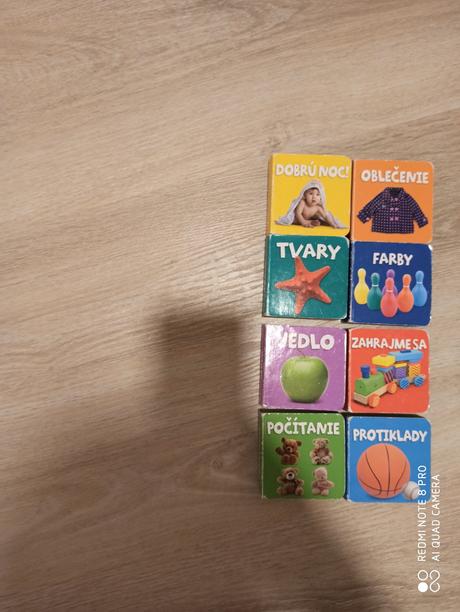Knižky 8 kusov + kocky,