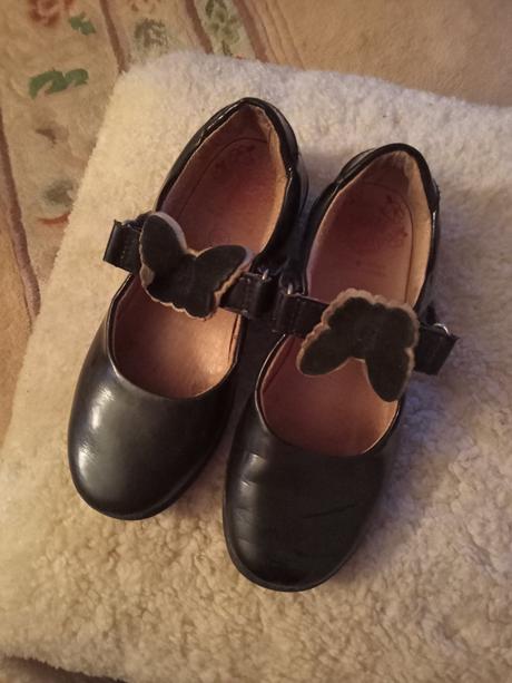 Čierne lakovky s motylikmi, 29