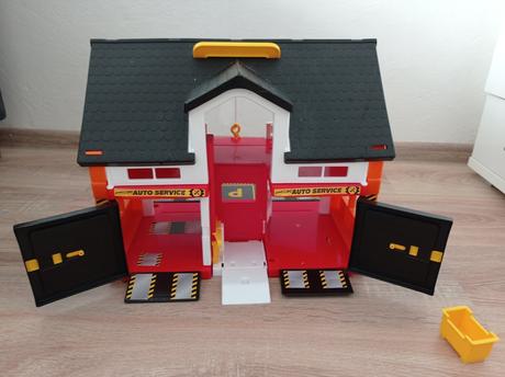 Poschodová autoopravovňa s výťahom a kladkou, 