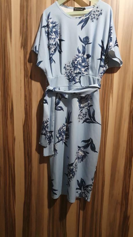 Modre kvietkove saty, 36