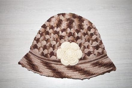 Háčkovaný klobúčik hnedý s kvetinkou, 122