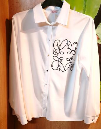 Dámska blúzka na gombíky s aplikáciou, 40 - xxxl