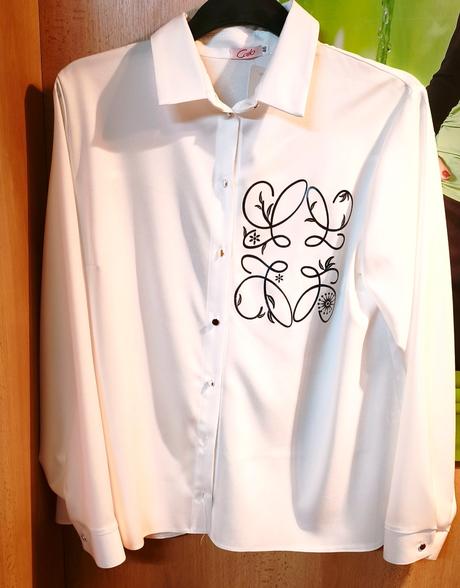 Dámska blúzka na gombíky s aplikáciou, 40 - xxxl