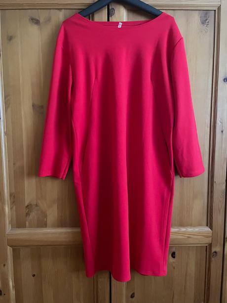 Červené šaty s vreckami, 44