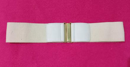 Biely gumový opasok,