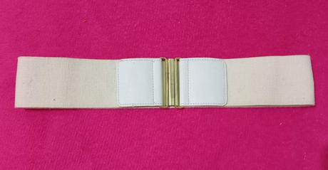 Biely gumový opasok,