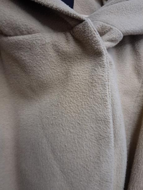 Béžový kabát, gate,36