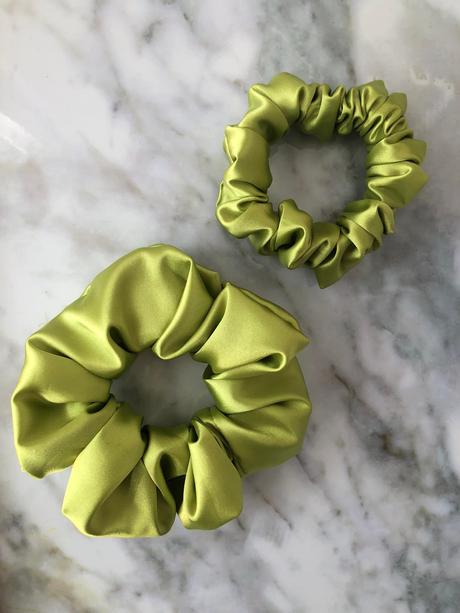 Saténová gumička scrunchie limetková, 