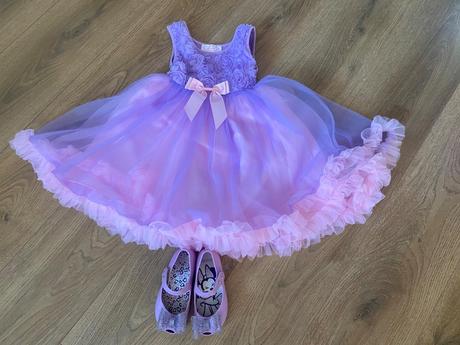 Nádherné riasené šaty, 104