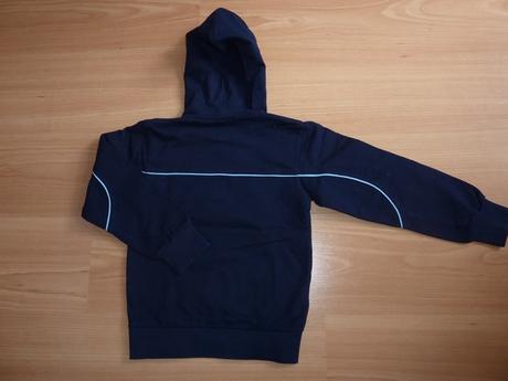 Tmavomodrá mikina, 122