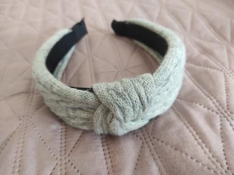 Vlnená svetlo sivá čelenka do vlasov,