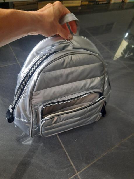 Strieborný prešívaný ruksak, kabelka,