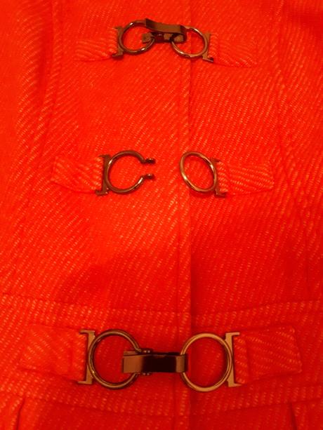 Štýlový kabát v sýtej ružovej farbe s kožušinkou, m