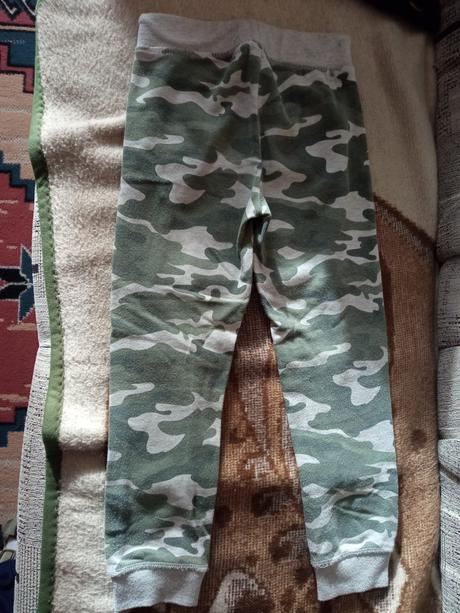 Maskáčové tepláky, 122