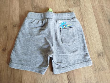 Kraťasy šmolkovia, 98