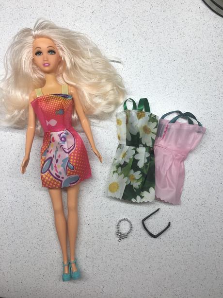 Šaty pre barbie a doplnky, 