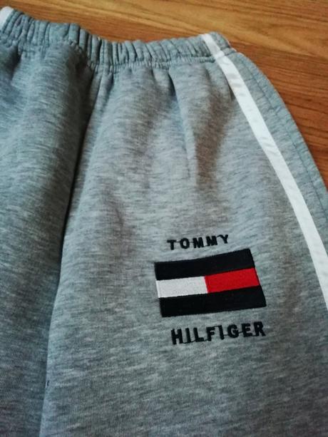 1x oblečené značkové tepláky, 140