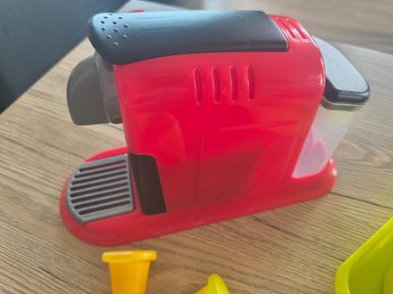 Kavovar s kapsulami a vybavenim, 