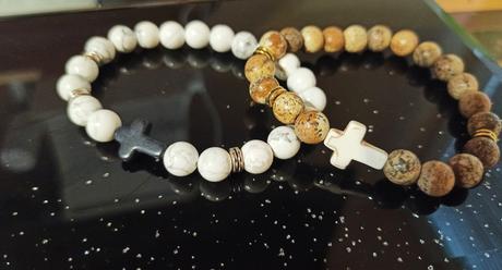 Rôzne náramky s krížikom, 