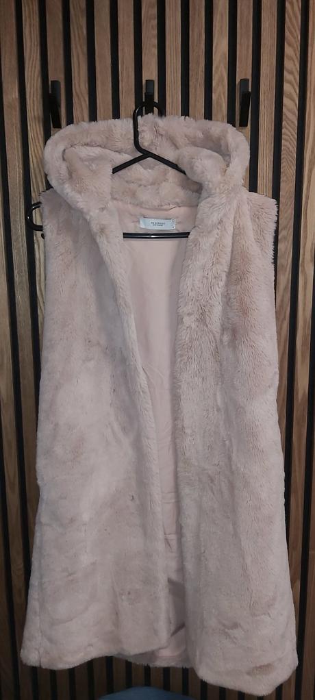 Dlha vesta s kapucou reserved, reserved,s