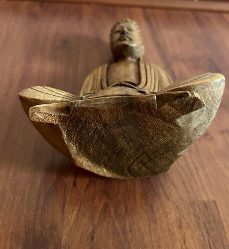 Sediaci budha z exotického dreva výška 22 cm,