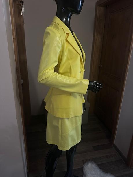 Nádherný kombinovaný žltý sukňový kostým magenta, l / m