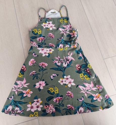 Predám pekné dievčenské šaty, h&m,134
