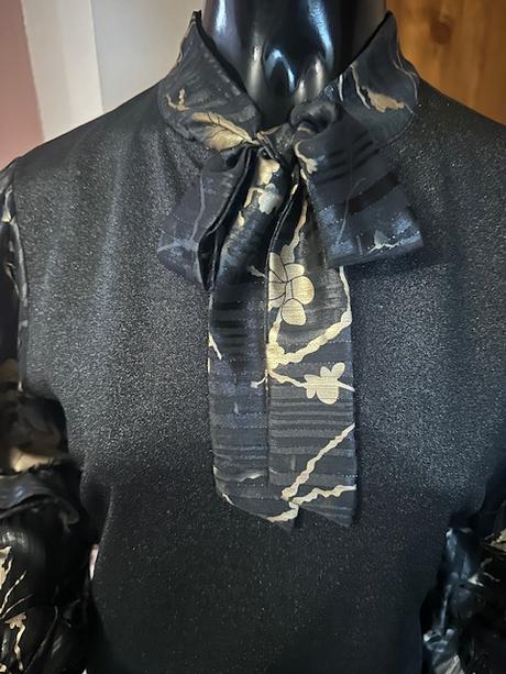 Nádherné čiernozlaté šaty zn. magenta, m / s