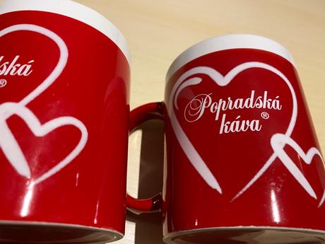 1 červený hrnček, pohár, šálka popradská káva, 