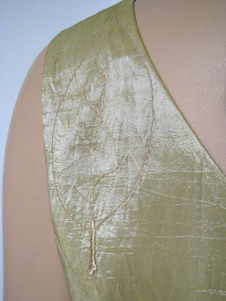 Zlatisté šaty s lístkami, 40